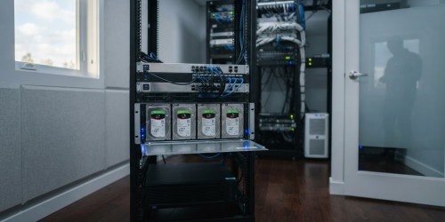 Storage NAS 4 baias SATA rackmount ou desktop?