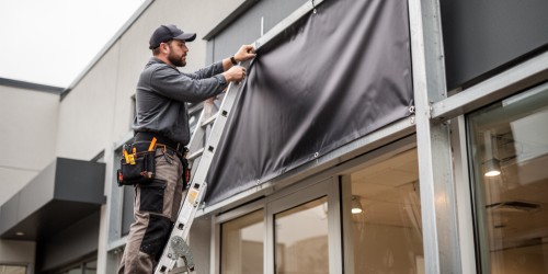 Fachada em lona resistente ao sol e à chuva vale a pena