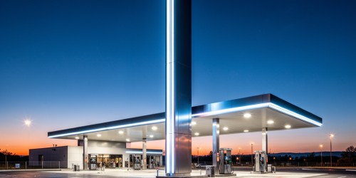 Postos de combustível utilizam luminosos de grande porte