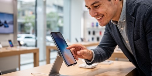 Como expositores para celulares melhoram a experiência de compra