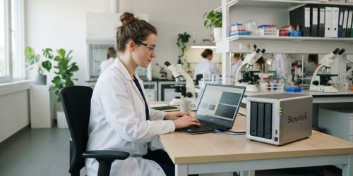 Servidor NAS para backup centralizado de dados de laboratório