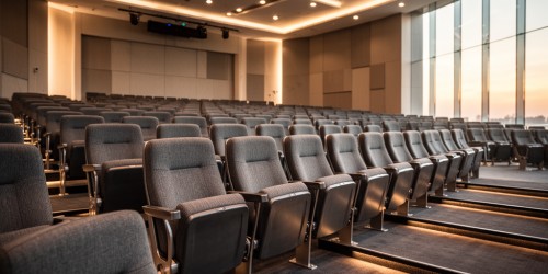 Quais cadeiras escolher para um auditório em um centro de convenções