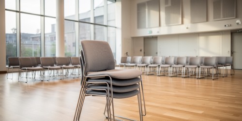 Como usar cadeiras empilháveis em projetos de auditórios flexíveis