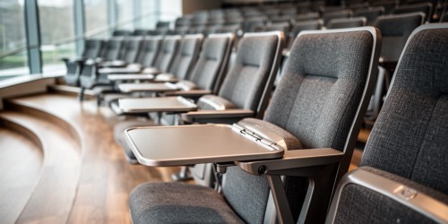 O que é uma poltrona para auditório com prancheta: usos e vantagens
