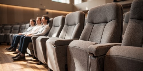 Quais cadeiras oferecem conforto em cultos e encontros longos