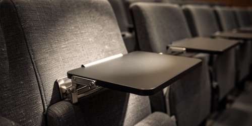 O que é uma prancheta escamoteável em poltronas para auditório