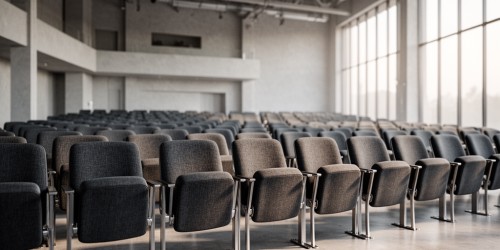 Quais cadeiras escolher para um auditório em uma indústria