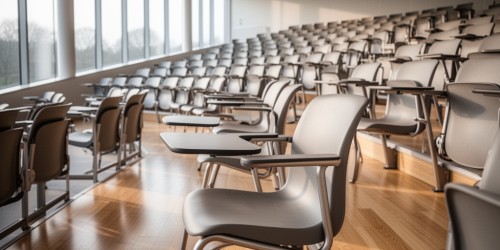 Quais cadeiras funcionam melhor em anfiteatros escolares