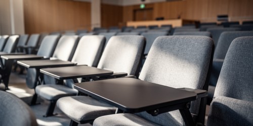 O que é uma cadeira para auditório com prancheta: usos e benefícios
