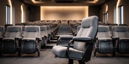 Como escolher poltronas para auditório em projetos de alto uso