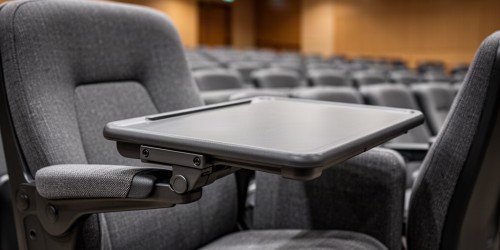 Quais pranchetas funcionam melhor em cadeiras de auditório
