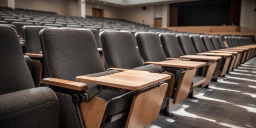 Como projetar auditórios com pranchetas escamoteáveis nas poltronas