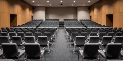 Como organizar cadeiras individuais no projeto de um auditório