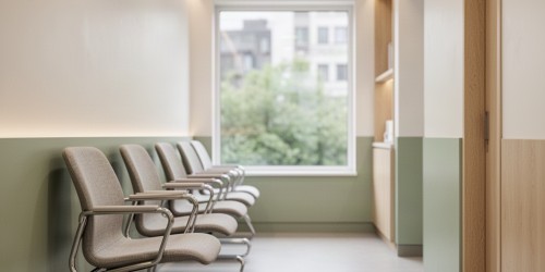 Quais cadeiras funcionam em clínicas com pouco espaço