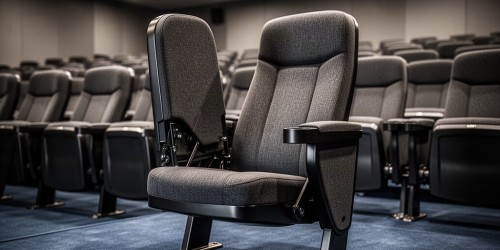 O que é uma poltrona com assento rebatível para auditório