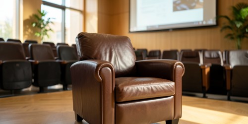 O que é uma poltrona de couro para auditório: conforto e manutenção
