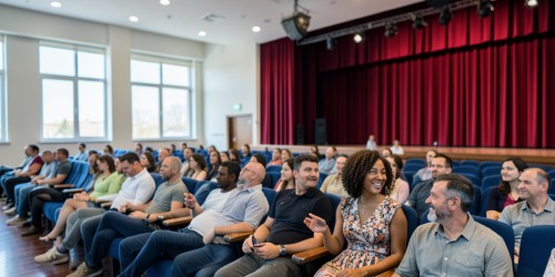 Como projetar um auditório para um teatro: layout, conforto e fluxo